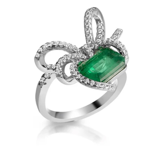 Stunning Sterling Silver Ring with Green Emerald Gemstone
